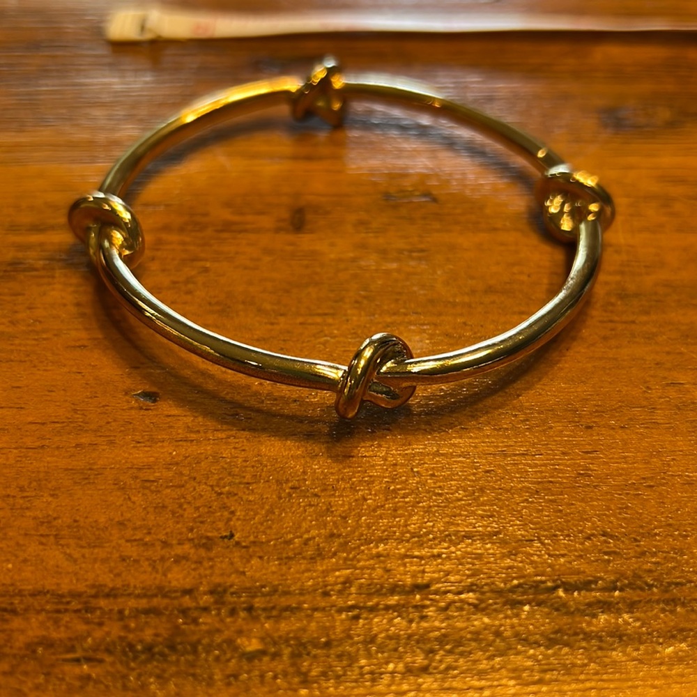 Gold knot bracelet